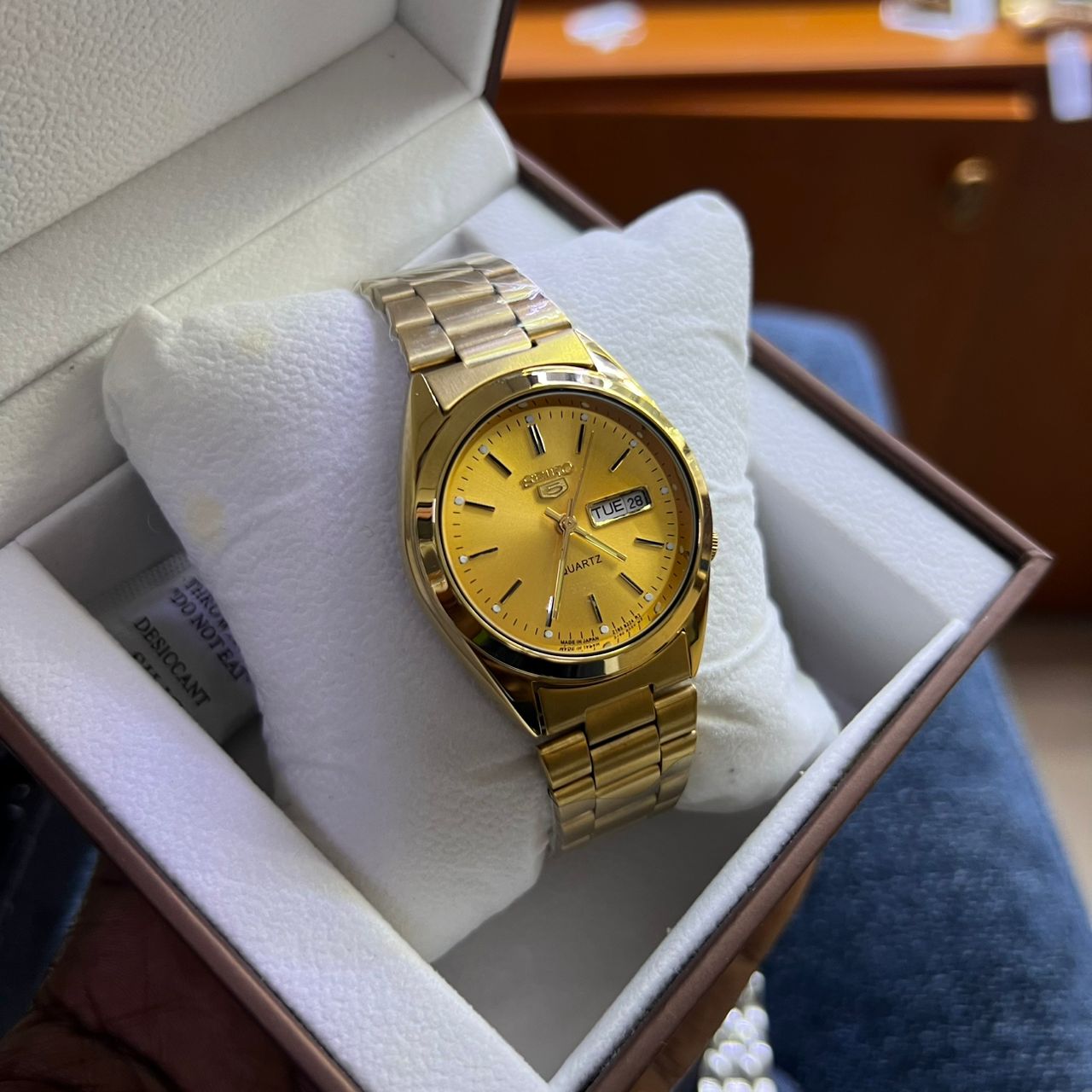 Gold-tone quartz wristwatch