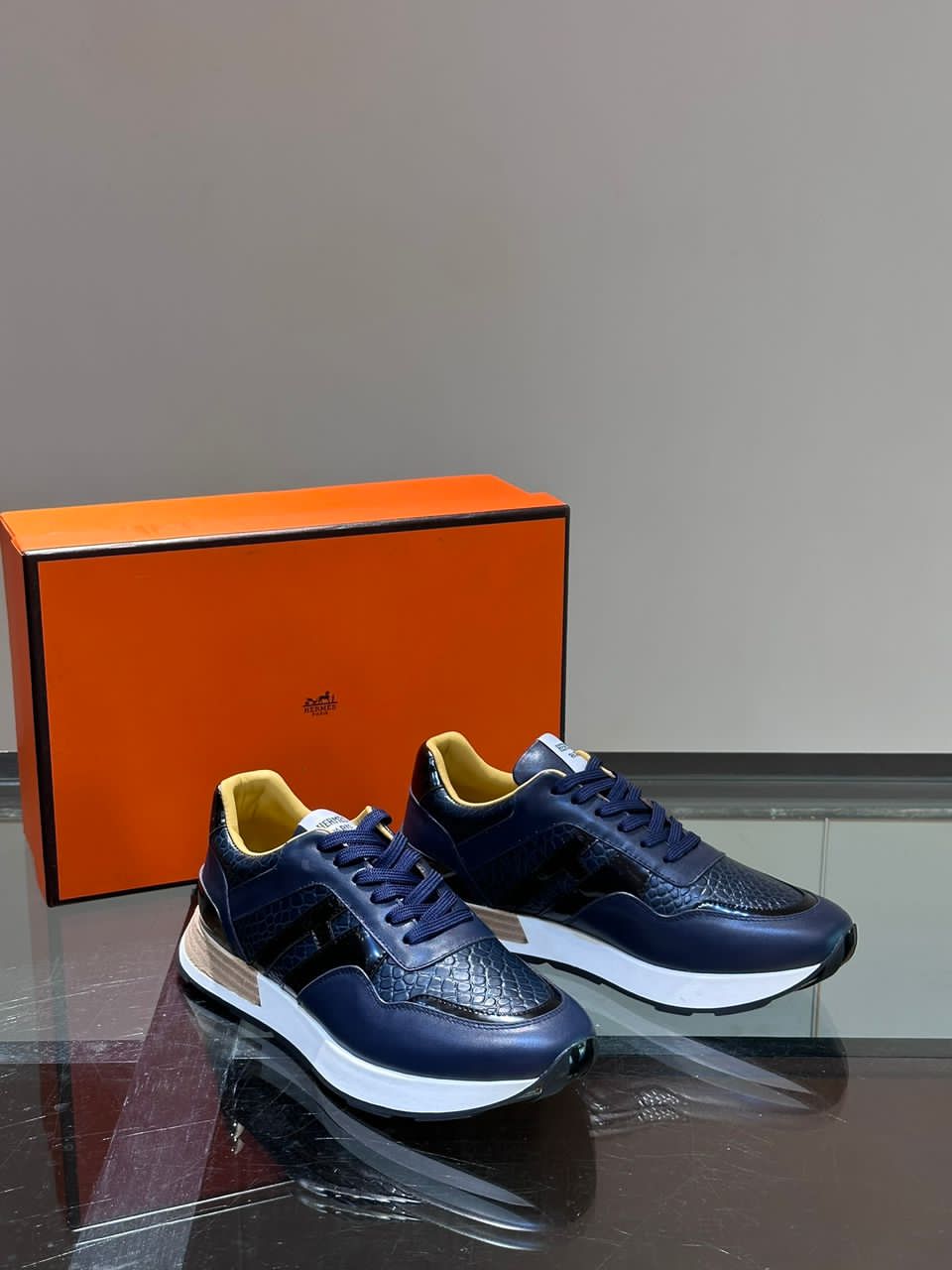 mens sneakers  breathable shoe