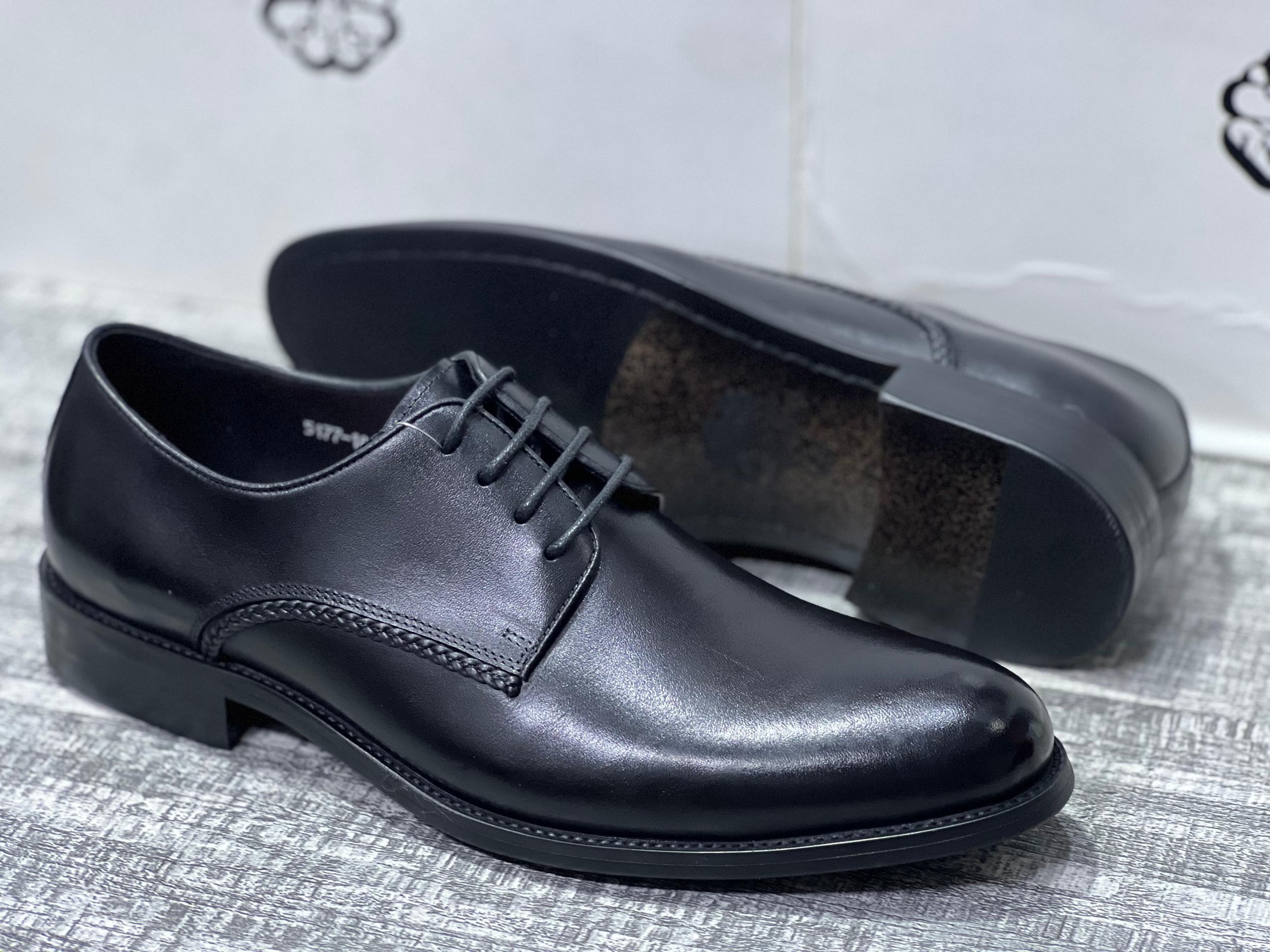 lace-up leather shoes